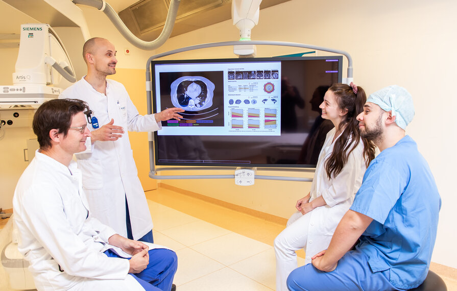 Arzt erklärt am Bildschirm