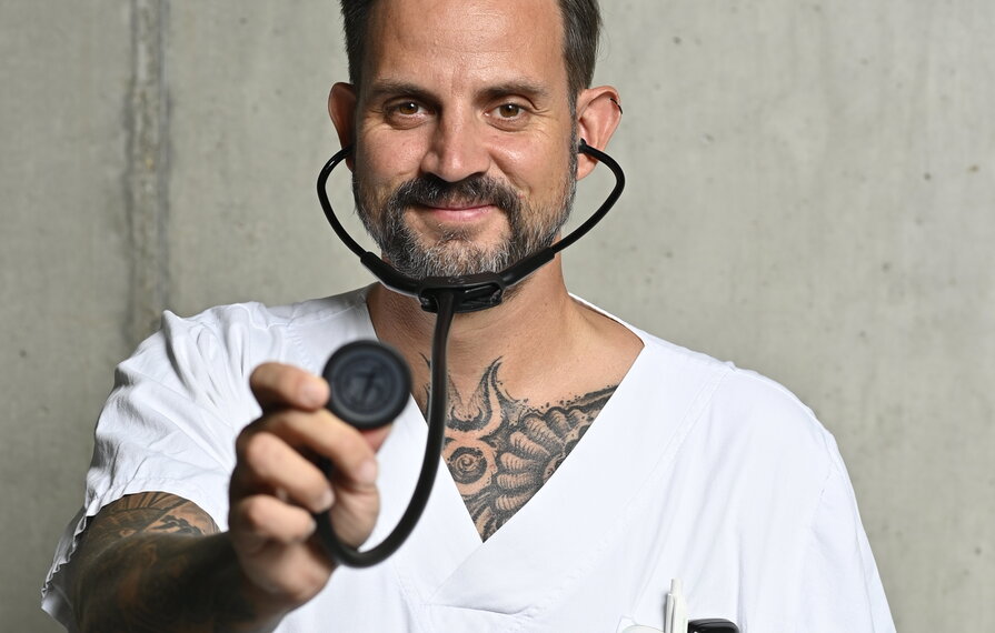 Arzt, der Stethoskop in die Kamera hält