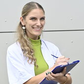 Mitarbeiterin mit Schreibblock