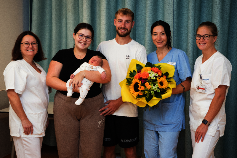 Am Foto (© KABEG) vlnr: Hebamme Mag. Karin Lagger, Mama Elena, Sohn Luis Simon, Papa Julian, Hebamme Sofia Ruttnig und Dr. Alissa Lexer, BSc