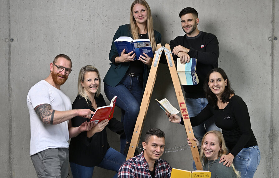 Mitarbeiter auf Leiter