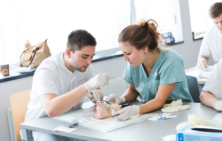 Studenten die eine Naht üben