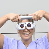 Pflegekraft, die eine Brille hält