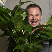 Mann mit Blumentopf in der Hand