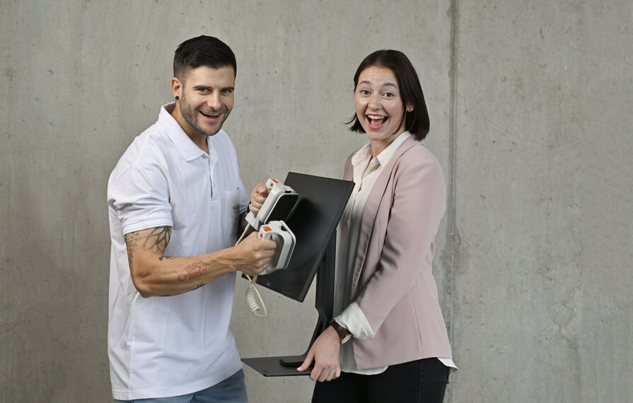 Mitarbeiter der einen Bildschirm reanimiert