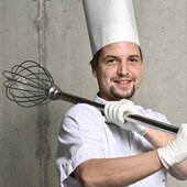 Koch mit Riesenschneebesen